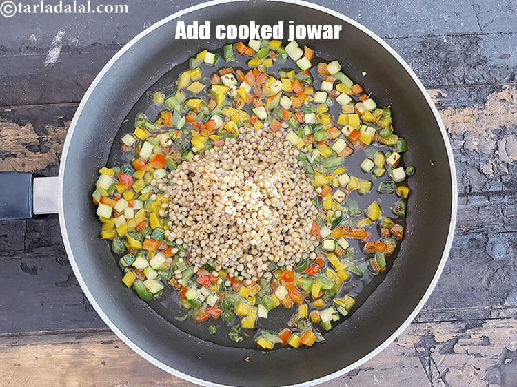 स्टेप 28 – पकी हुई ज्वार (पानी के साथ) डालें।