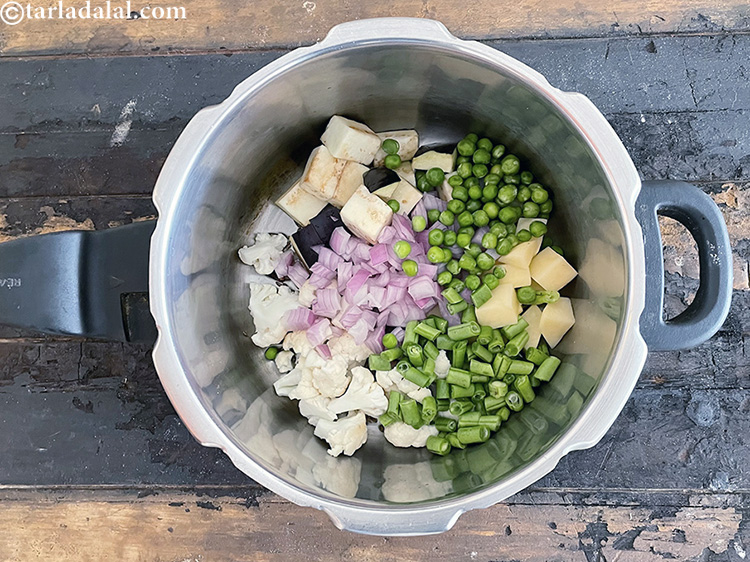 स्टेप 32 – १/४ कप <a href=""https://www.tarladalal.com/glossary-green-peas-matar-hare-matar-vatana-hindi-180i"">हरे मटर</a> डालें।