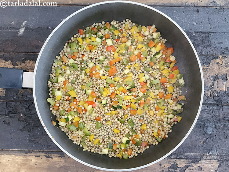 स्टेप 30 – मध्यम आंच पर 3 से 4 मिनट तक या पानी …