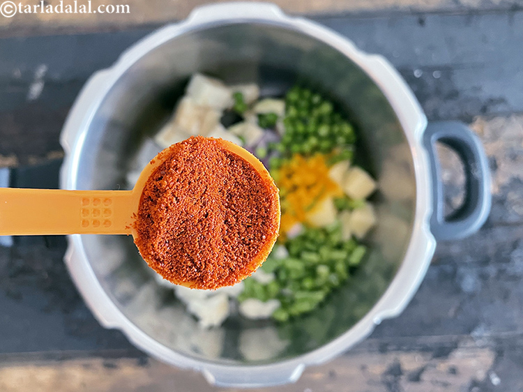 स्टेप 34 – १ टी-स्पून <a href=""https://www.tarladalal.com/glossary-chilli-powder-red-chilli-powder-hindi-339i"">लाल मिर्च पाउडर</a> डालें।