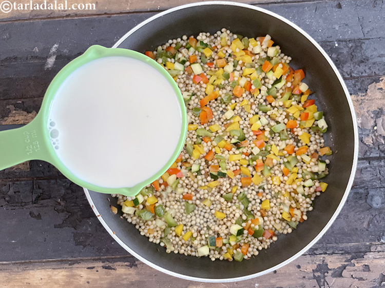 स्टेप 31 – १/२ कप&nbsp;<a href=""https://www.tarladalal.com/glossary-milk-doodh-full-cream-milk-hindi-514i"">दूध</a>&nbsp;डालें।&nbsp;1 कप&nbsp;<a href=""https://www.tarladalal.com/recipes-using-milk-in-hindi-514"">दूध&nbsp;</a>अनुशंसित दैनिक भत्ता का 70% <a …