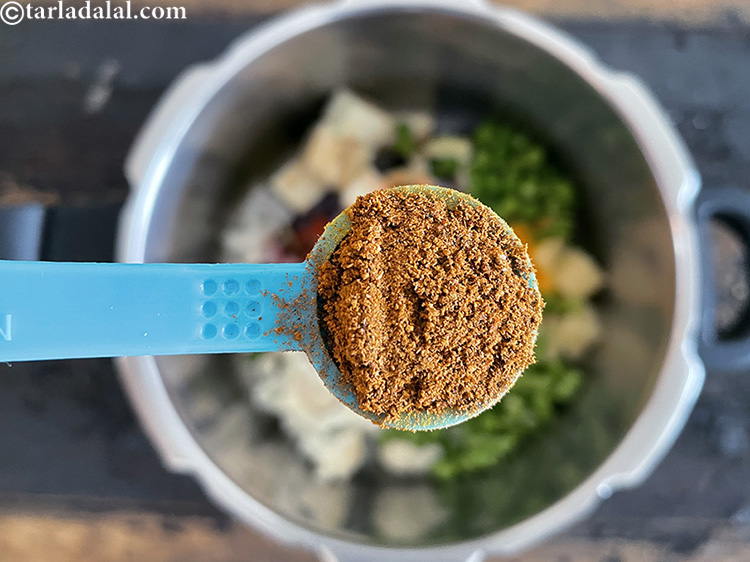 स्टेप 35 – १/२ टी-स्पून <a href=""https://www.tarladalal.com/glossary-garam-masala-hindi-296i"">गरम मसाला</a> डालें।