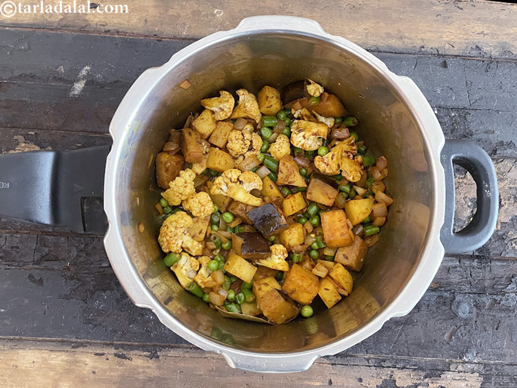 स्टेप 36 – मध्यम आँच पर ३ से ४ मिनट के लिए भूनें।