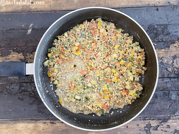 स्टेप 33 – बीच-बीच में हिलाते हुए मध्यम आंच पर 2 से 3 …