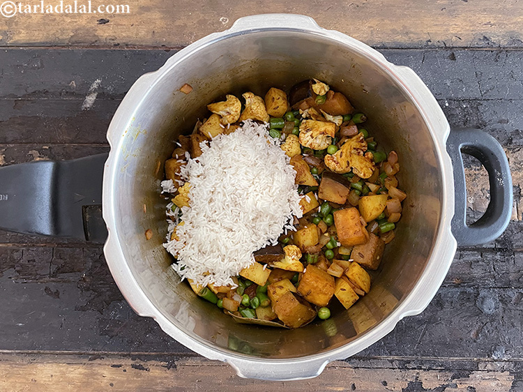 स्टेप 37 – १/२ कप धुले और भीगे हुए <a href=""https://www.tarladalal.com/glossary-rice-chawal-hindi-533i"">कच्चे चावल</a> डालें। …