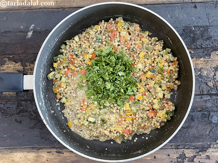 स्टेप 34 – १/४ कप&nbsp;<a href=""https://www.tarladalal.com/glossary-chopped-coriander-hindi-783i"">कटा हरा धनिया</a>&nbsp;डालें।