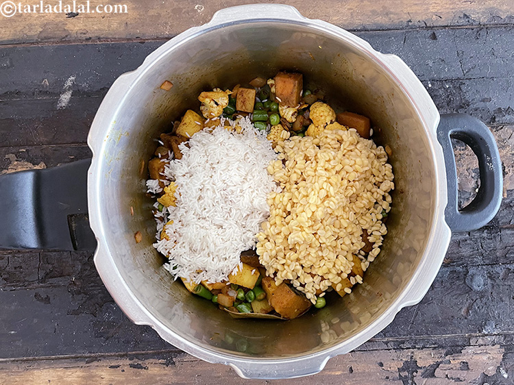 स्टेप 38 – १/२ कप धुली और भिगोई हुई <a href=""https://www.tarladalal.com/glossary-yellow-moong-dal-split-yellow-gram-peeli-moong-dal-hindi-488i"">पीली मूंग दाल</a> …