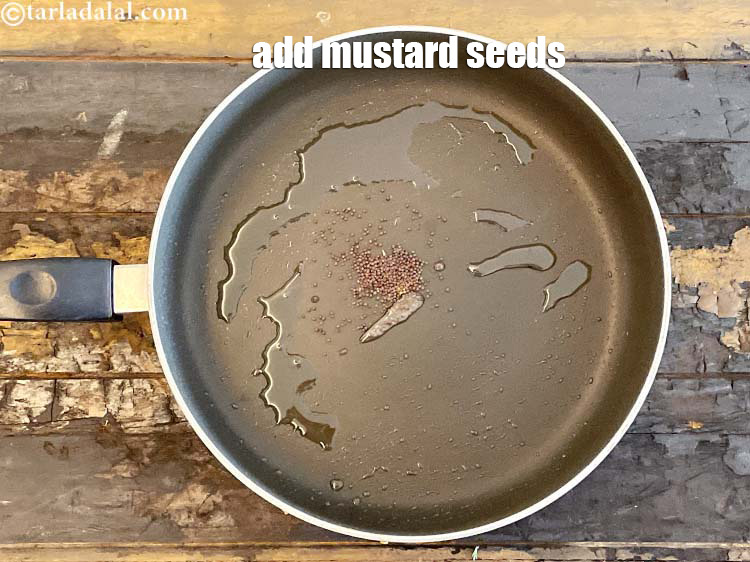 स्टेप 24 – १/२ टी-स्पून <a href=""https://www.tarladalal.com/glossary-mustard-seeds-sarson-rai-sarson-ke-beej-hindi-525i"">सरसों</a> डालें।