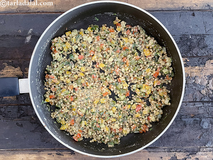 स्टेप 36 – बीच-बीच में हिलाते हुए मध्यम आंच पर 2 मिनट तक …