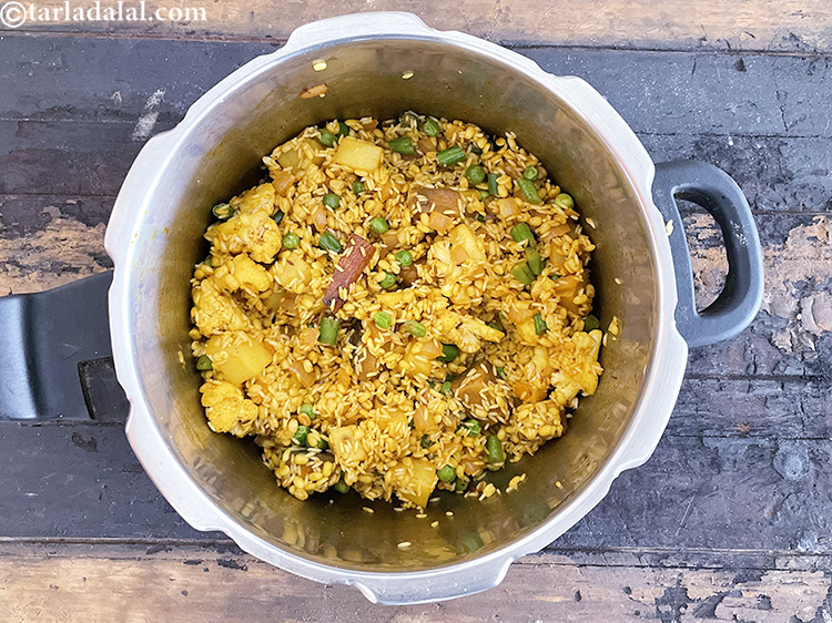 स्टेप 40 – मध्यम आँच पर और २ मिनट के लिए भूनें।