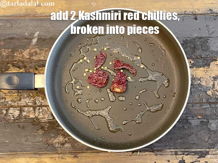 स्टेप 25 – जब सरसों चटकने लगे, २ कश्मीरी लाल मिर्च डालें।