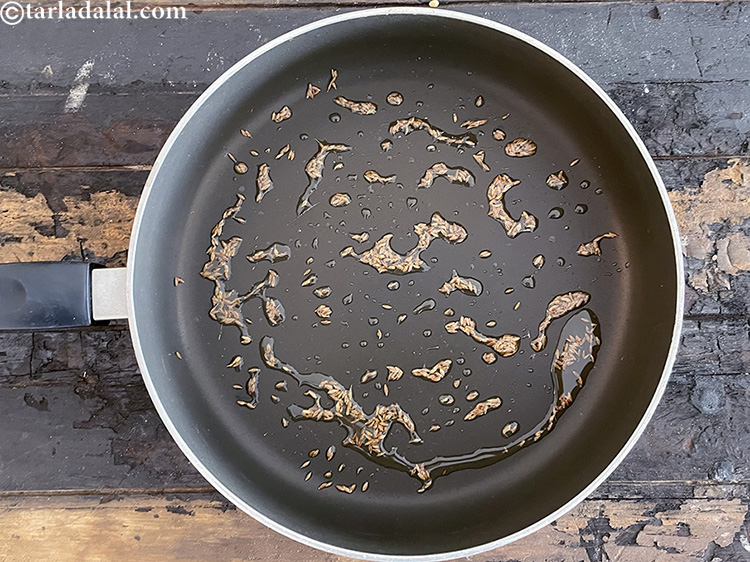 स्टेप 19 – जीरे को चटकने दीजिये।