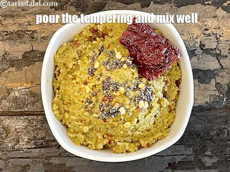 स्टेप 27 – तड़के को तैयार चटनी के ऊपर डालकर अच्छी तरह मिला …