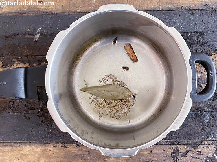 स्टेप 25 – १ <a href=""https://www.tarladalal.com/glossary-bayleaf-tejpatta-tej-patta-hindi-189i"">तेज़पत्ता</a> डालें।