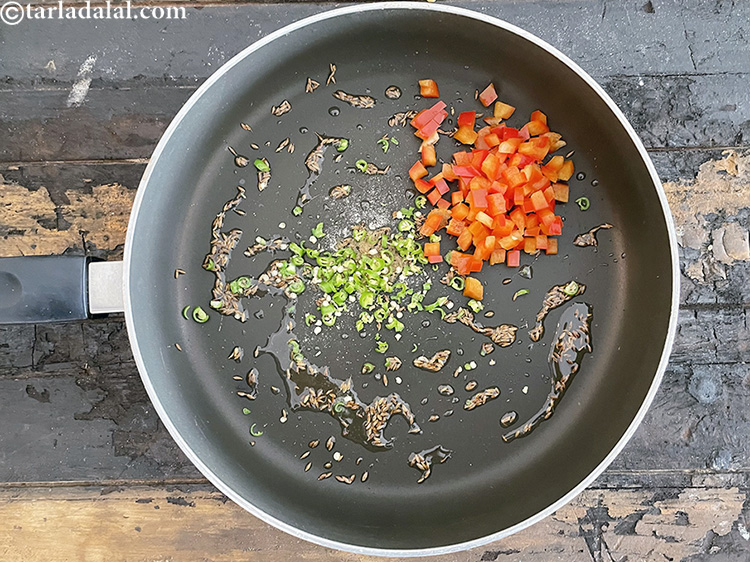 स्टेप 22 – १/४ कप&nbsp;बारीक&nbsp;<a href=""https://www.tarladalal.com/glossary-chopped-red-capsicum-hindi-2299i"">कटी लाल शिमला मिर्च</a>&nbsp;&nbsp;डालें।&nbsp;<a href=""https://www.tarladalal.com/recipes-for-Vitamin-C-Rich-Indian-Recipes-in-hindi-language-804"">विटामिन&nbsp;सी&nbsp;से&nbsp;भरपूर</a>, शिमला मिर्च <a …