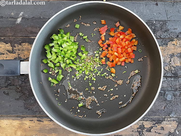 स्टेप 23 – १/४ कप&nbsp;बारीक&nbsp;<a href=""https://www.tarladalal.com/glossary-chopped-capsicum-hindi-164i"">कटी हरी शिमला मिर्च</a>&nbsp;डालें।