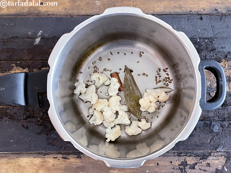 स्टेप 27 – १/२ कप <a href=""https://www.tarladalal.com/glossary-cauliflower-florets-hindi-753i"">फूलगोभी के फूल</a> डालें।