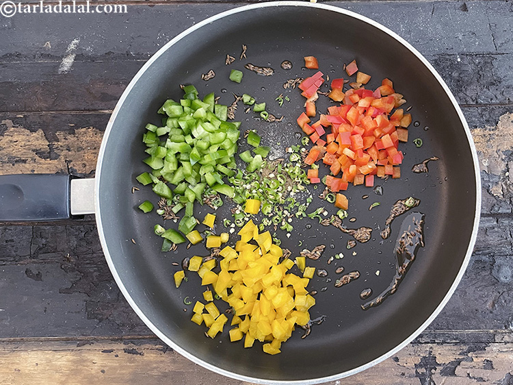 स्टेप 24 – १/४ कप&nbsp;बारीक&nbsp;<a href=""https://www.tarladalal.com/glossary-chopped-yellow-capsicum-hindi-2300i"">कटी पीली शिमला मिर्च</a>&nbsp;डालें।