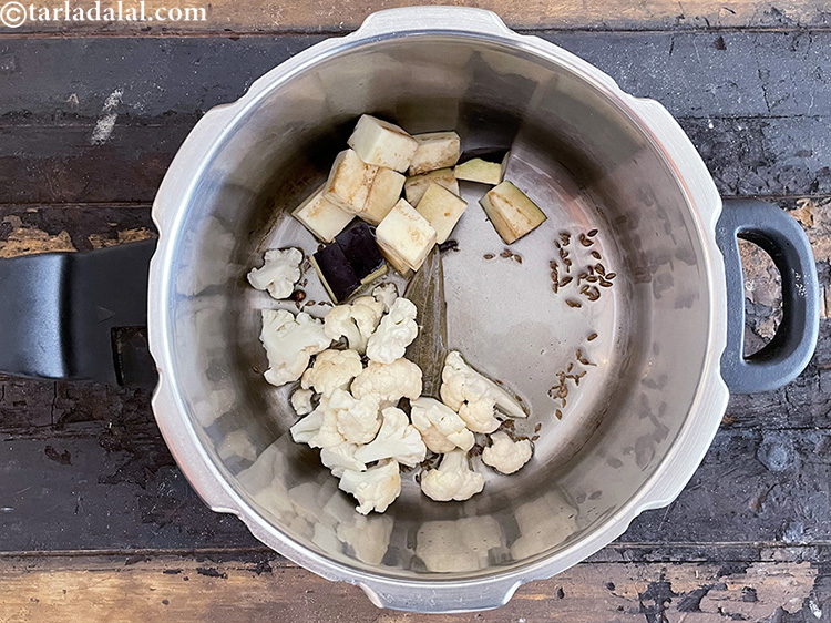 स्टेप 28 – १/२ कप <a href=""https://www.tarladalal.com/glossary-chopped-brinjals-hindi-129i"">कटा हुआ बैंगन</a> डालें।