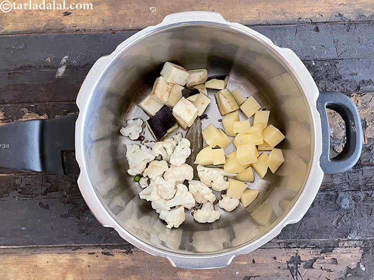 स्टेप 29 – १/२ कप <a href=""https://www.tarladalal.com/glossary-chopped-potatoes-hindi-787i"">छिले और कटे हुए आलू</a> डालें।