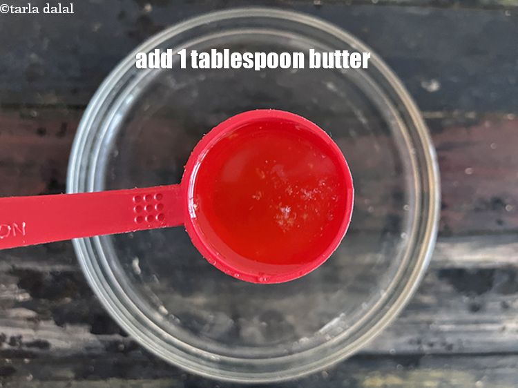 स्टेप 10 – १ टेबल-स्पून&nbsp;<a href=""https://www.tarladalal.com/glossary-butter-makhan-hindi-233i"">मक्ख़न</a>&nbsp;डालें ।