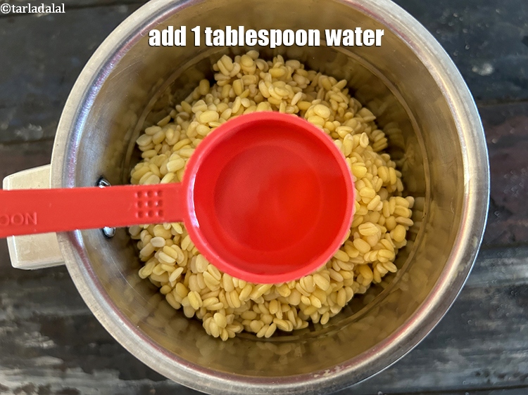 स्टेप 10 – 1 टेबल-स्पून पानी डालें&nbsp;।