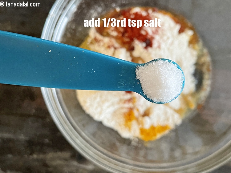 स्टेप 10 – <a href=""https://www.tarladalal.com/glossary-salt-namak-table-salt-hindi-418i"">नमक</a>&nbsp;स्वादअनुसार&nbsp;<span style=""font-size:11.0pt""><span style=""background-color:white""><span style=""font-family:&quot;Nirmala UI&quot;,sans-serif""><span style=""color:black"">डालें।&nbsp;हमने 1/3 टी-स्पून नमक …