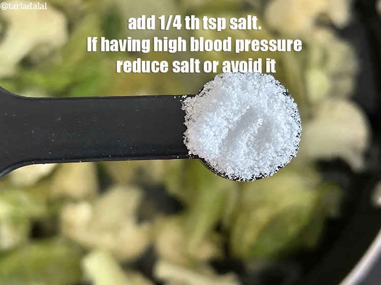 स्टेप 12 – <a href=""https://www.tarladalal.com/glossary-salt-namak-table-salt-hindi-418i"">नमक</a>&nbsp;स्वादअनुसार&nbsp;डालें&nbsp;। हमने 1/4 टी-स्पून नमक डाला है।&nbsp;अगर आप&nbsp;<strong>हाई ब्लड …