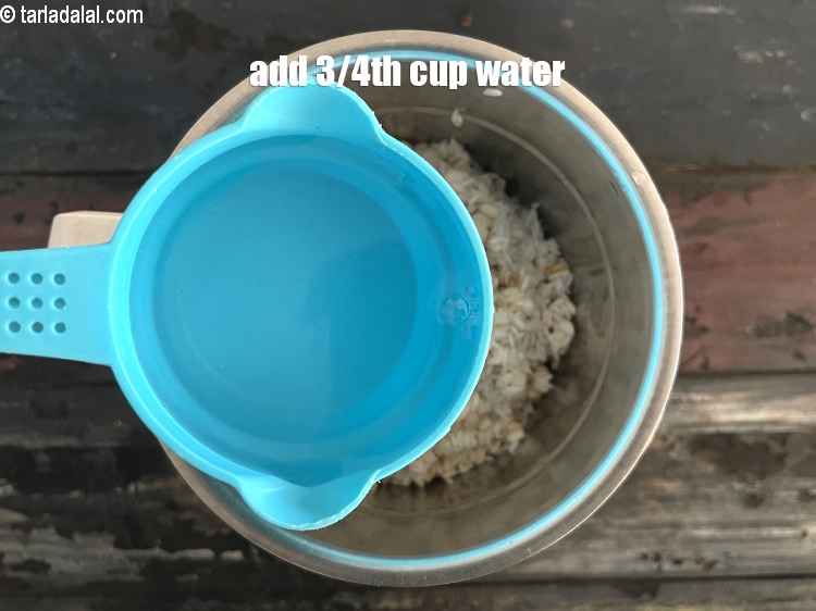 स्टेप 11 – 3/4 कप पानी डालें।