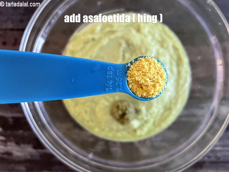 स्टेप 16 – १/४ टी-स्पून&nbsp;<a href=""https://www.tarladalal.com/glossary-asafoetida-hing-hindi-113i"">हींग</a>&nbsp;डालें।&nbsp;