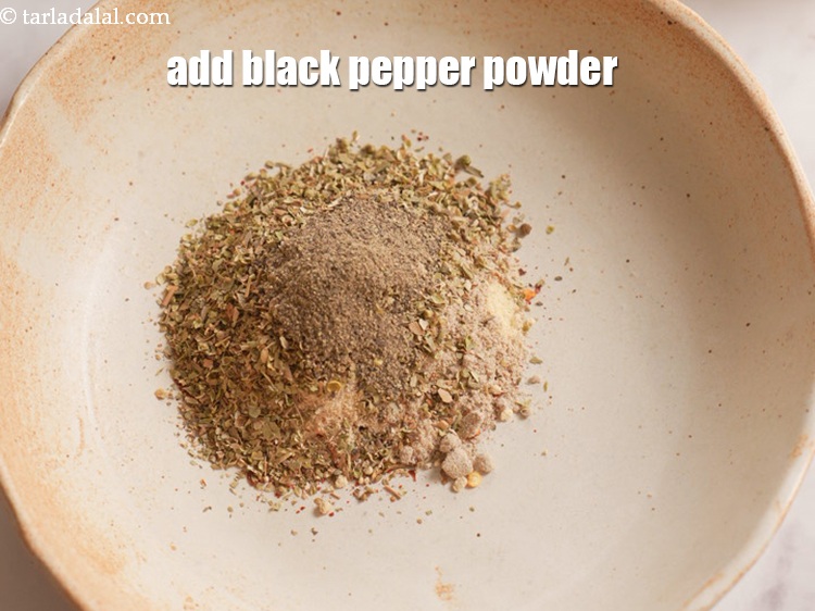 स्टेप 8 – १ टी-स्पून ताजी पिसी काली मिर्च डालें।