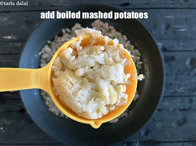 स्टेप 12 – १ १/२ कप&nbsp;<a href=""https://www.tarladalal.com/glossary-boiled-and-mashed-potatoes-hindi-1831i"">उबले और मसले हुए आलू</a>&nbsp;डालें।