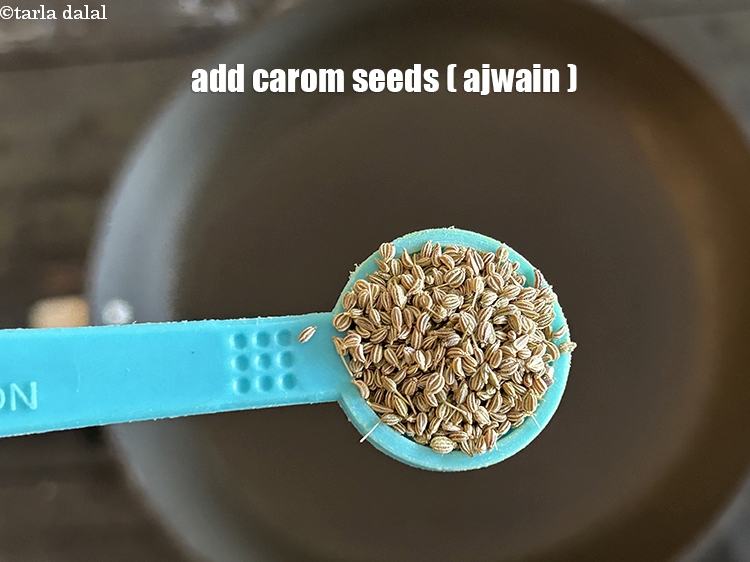 स्टेप 11 – १/२ टी-स्पून&nbsp;<a href=""https://www.tarladalal.com/glossary-carom-seeds-ajwain-thymol-seeds-bishops-weed-hindi-266i"">अजवायन</a>&nbsp;डालें।