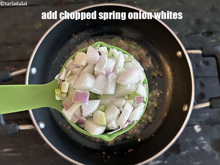स्टेप 14 – १/२ कप&nbsp;<a href=""https://www.tarladalal.com/glossary-chopped-spring-onion-whites-hindi-815i"">कटा हुआ हरे प्याज का सफेद भाग</a>&nbsp;डालें।