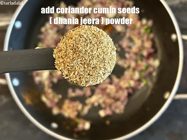स्टेप 11 – १ टी-स्पून&nbsp;<a href=""https://www.tarladalal.com/glossary-coriander-cumin-seeds-powder-dhania-jeera-powder-hindi-375i"">धनिया-ज़ीरा पाउडर</a>&nbsp;डालें&nbsp;।
