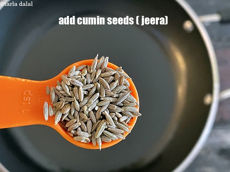 स्टेप 13 – २ टी-स्पून&nbsp;<a href=""https://www.tarladalal.com/glossary-cumin-seeds-jeera-zeera-hindi-381i"">ज़ीरा</a>&nbsp;डालें।&nbsp;&nbsp;