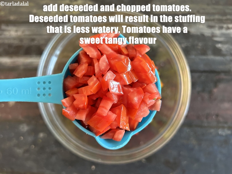 स्टेप 37 – १/२ कप&nbsp;बीज निकाले हुए और&nbsp;<a href=""https://www.tarladalal.com/glossary-chopped-tomatoes-hindi-779i"">कटे हुए टमाटर</a>&nbsp;डालें।&nbsp;बीज रहित टमाटरों …