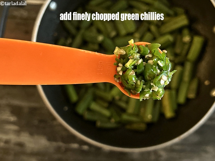 स्टेप 15 – १ टी-स्पून&nbsp;बारीक&nbsp;<a href=""https://www.tarladalal.com/glossary-chopped-green-chilli-hindi-820i"">कटी हुई हरी मिर्च</a>&nbsp;डालें।&nbsp;&nbsp;