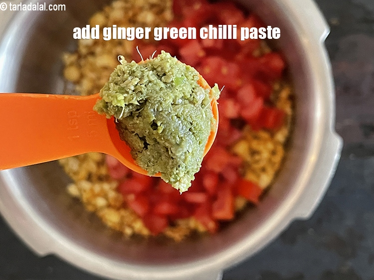 स्टेप 12 – १ १/२ टी-स्पून&nbsp;<a href=""https://www.tarladalal.com/glossary-ginger-green-chilli-paste-adrak-mirch-ki-paste-adrak-mirchi-paste-hindi-139i"">अदरक-हरी मिर्च का पेस्ट</a>&nbsp;डालें।
