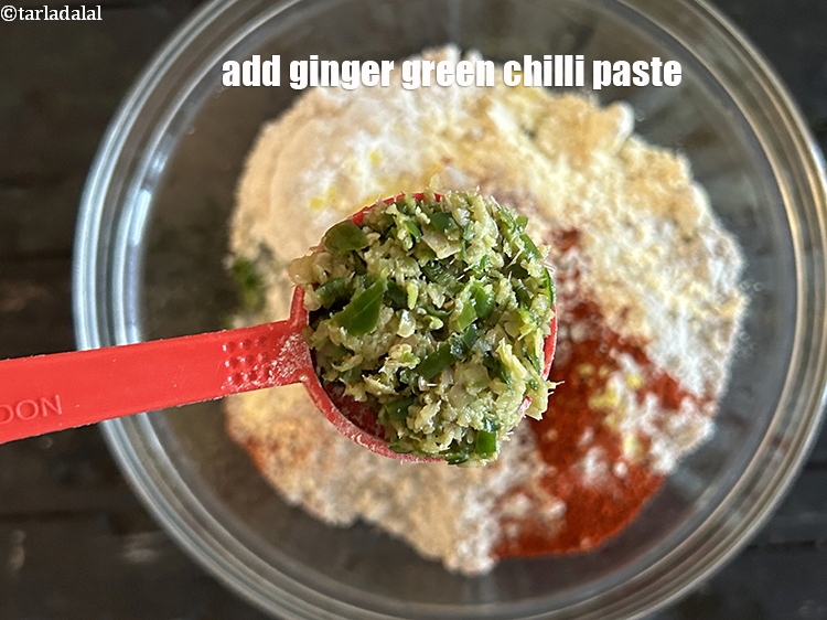 स्टेप 10 – १ टेबल-स्पून&nbsp;<a href=""https://www.tarladalal.com/glossary-ginger-green-chilli-paste-adrak-mirch-ki-paste-adrak-mirchi-paste-hindi-139i"">अदरक-हरी मिर्च का पेस्ट</a>&nbsp;डालें।