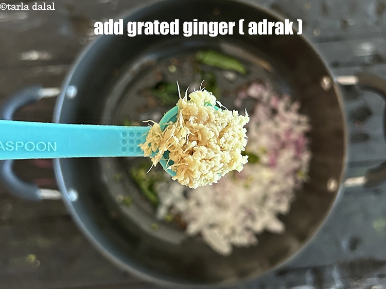 स्टेप 10 – १/२ टी-स्पून&nbsp;<a href=""https://www.tarladalal.com/glossary-grated-ginger-hindi-943i"">कद्दूकस किया हुआ अदरक</a>&nbsp;डालें।