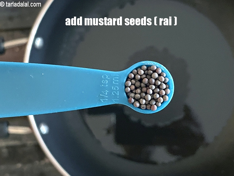 स्टेप 10 – १/४ टी-स्पून सरसों डालें।
