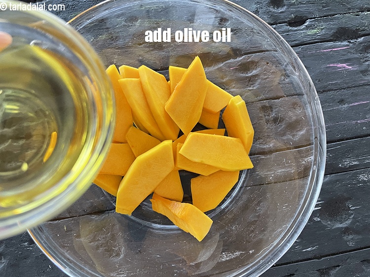 स्टेप 10 – २ टी-स्पून&nbsp;<a href=""https://www.tarladalal.com/glossary-olive-oil-hindi-451i"">जैतून का तेल</a>&nbsp;डालें।&nbsp;