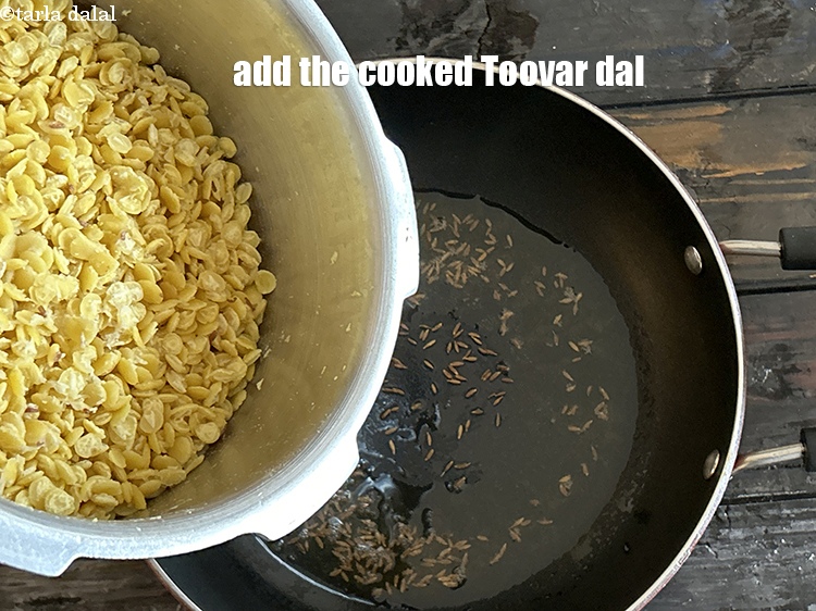 स्टेप 14 – पकी हुई तुवर दाल डालें।