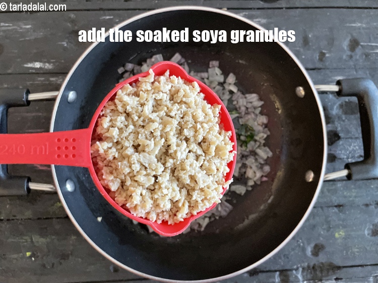 स्टेप 15 – भीगे हुए सोया ग्रेन्यूल्स डालें।&nbsp;इससे&nbsp;१ १/४ कप&nbsp;<a href=""https://www.tarladalal.com/glossary-soy-granules-soya-granules-hindi-620i"">सोया ग्रेन्यूल्स</a>&nbsp;बनते हैं।&nbsp;यह …