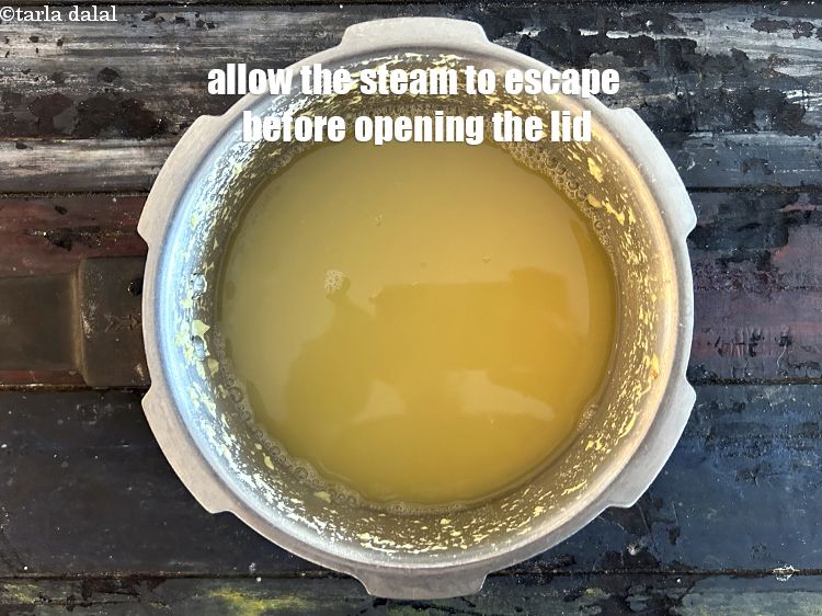 स्टेप 10 – ढक्कन खोलने से पहले भाप को निकलने दें।
