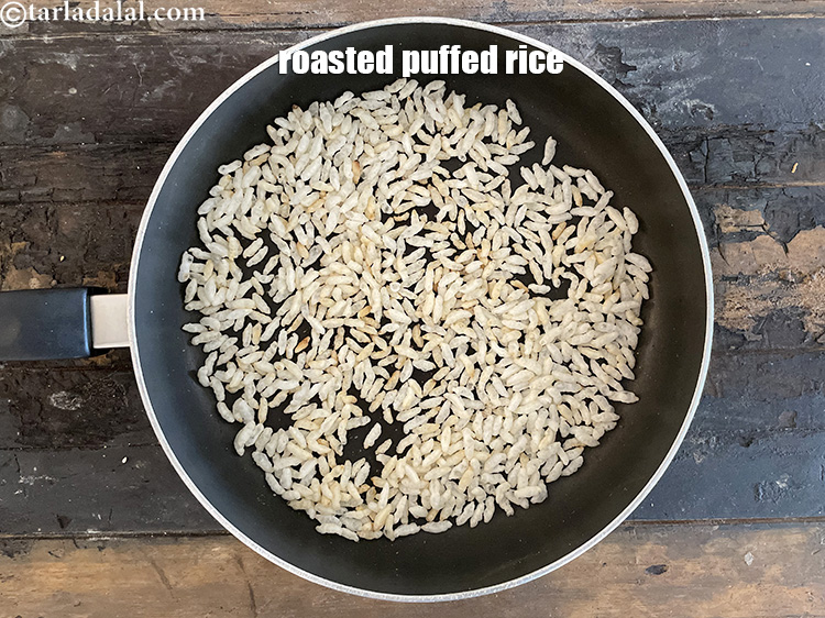 स्टेप 6 – मुरमुरे को तब तक भूनें जब तक कि वे हल्के …