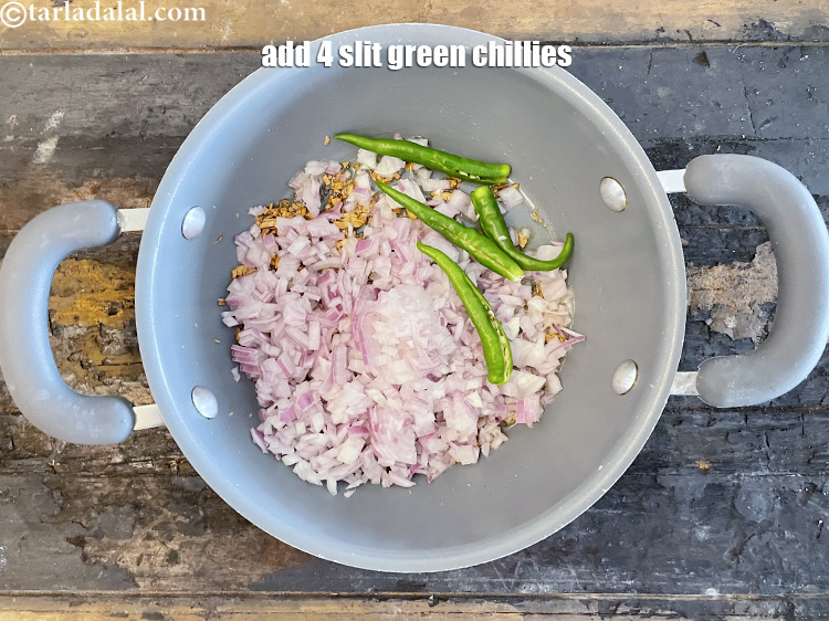 स्टेप 17 – ४&nbsp;<a href=""https://www.tarladalal.com/glossary-slit-green-chillies-hindi-1856i"">हरी मिर्च , चीर दी हुई</a>&nbsp;डालें।