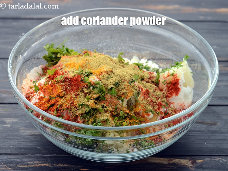 स्टेप 10 – १ टी-स्पून&nbsp;<a href=""https://www.tarladalal.com/glossary-coriander-powder-dhania-powder-hindi-370i"">धनिया पाउडर</a>&nbsp;डालें ।&nbsp;