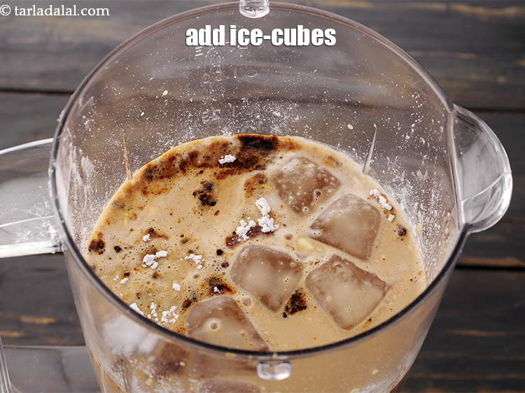 स्टेप 15 – ५ से ६ <a href=""https://www.tarladalal.com/glossary-ice-cubes-hindi-752i"">आइस क्यूब्स</a> डालें।